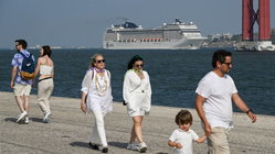 Cruise tipping charges are 'out of control,' say passengers as companies tout 'exceptional service' Education QLD