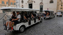 Major city eyes crackdown on golf cart tours as furious locals push back Education QLD