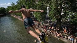 Popular city bans public alcohol amid heat wave as people take risks to cool down Education QLD