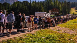 Thousands swarm stunning mountain escape as selfie tourism backlash erupts online Education QLD